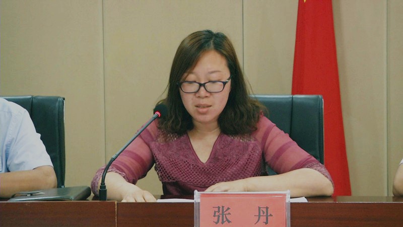 2县人大代工委主任张丹宣读新任人民陪审员名单_副本.jpg