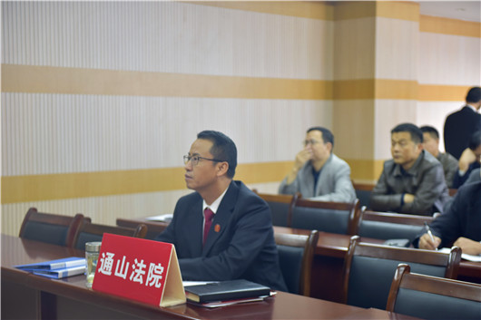 钟院长认真学习十九大精神.jpg