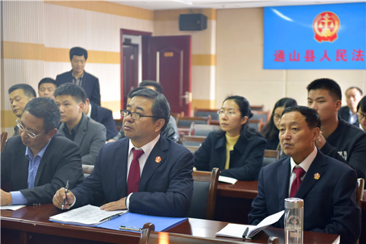 法院党员干警认真学习十九大精神.jpg