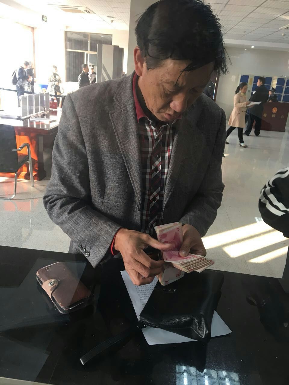 通山法院现场审结执行案件获当事人点赞.jpg