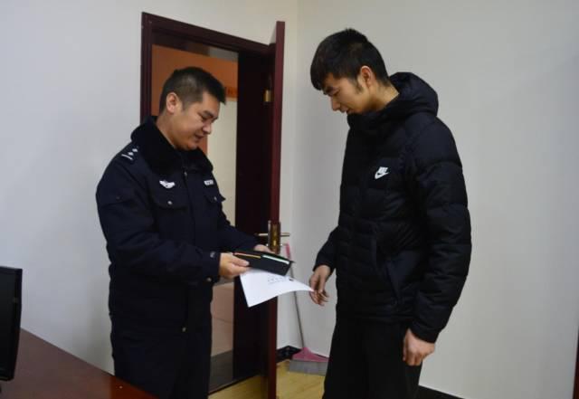 刘益与失主同事交接钱包.jpg