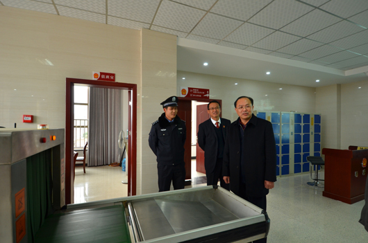 倪贵武与通山法警亲切交谈1.jpg