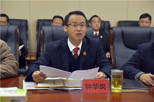 通山法院党组书记、院长钟华岗.jpg