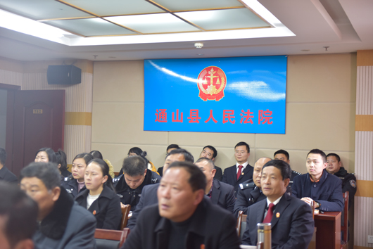 干警认真参会.jpg