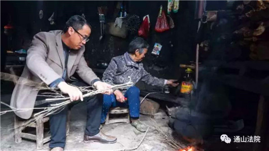 钟院长帮贫困户生火做饭_副本.jpg