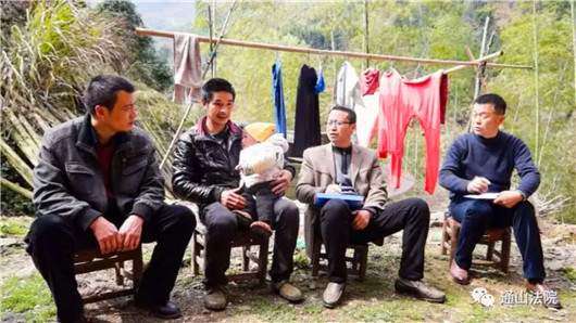 钟院长与贫困户交流谈心_副本.jpg