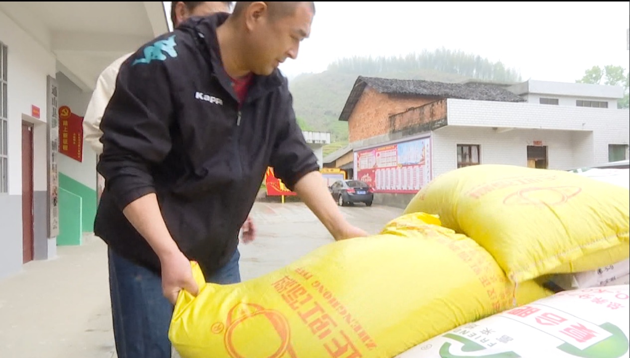 搬饲料.jpg