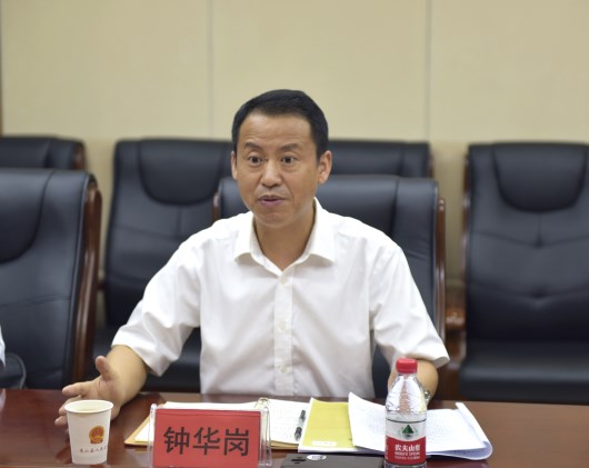 通山法院党组书记、院长钟华岗.jpg