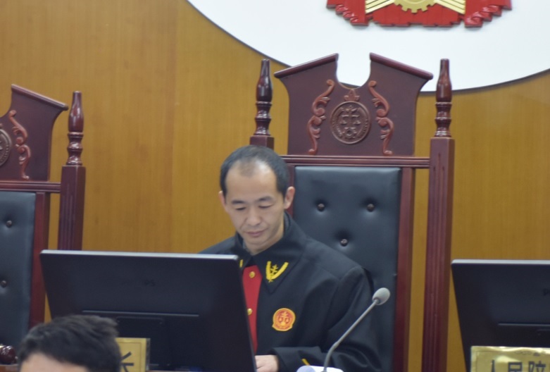 高庭长开庭.jpg